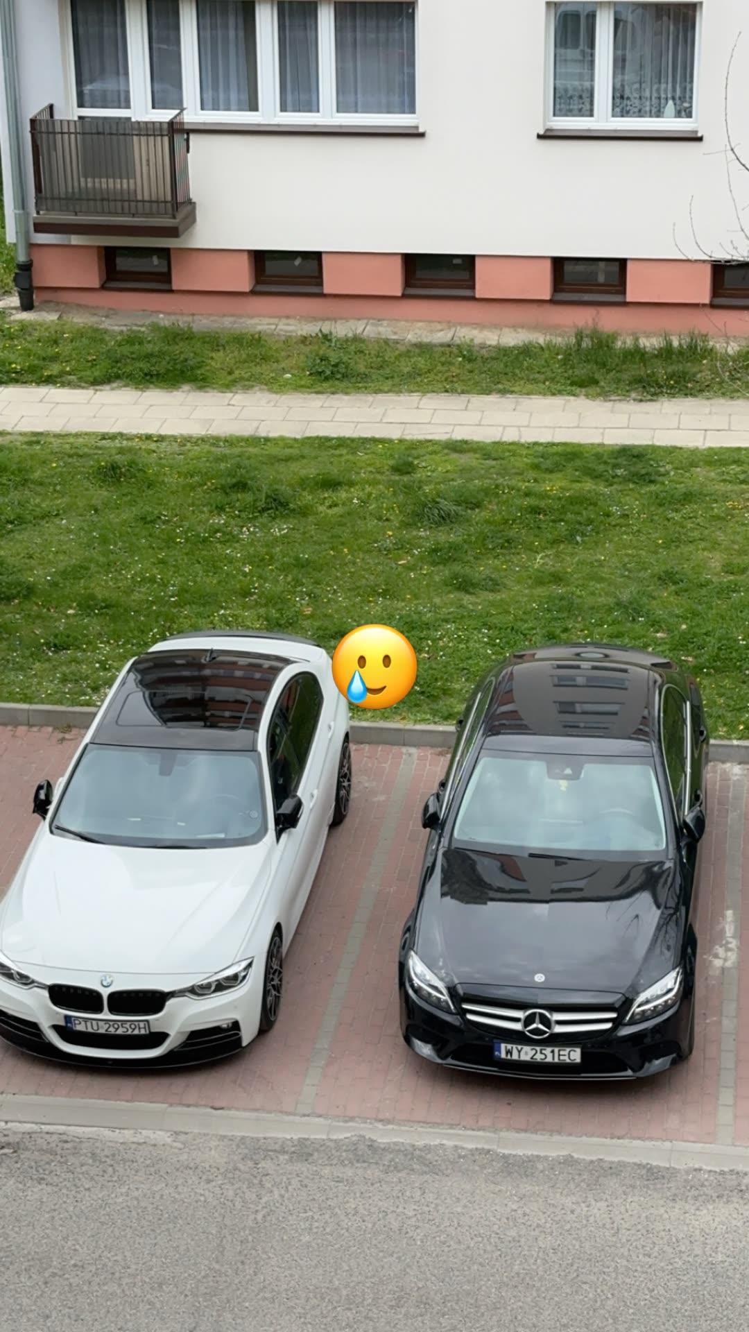 BMW i Mercedes na parkingu