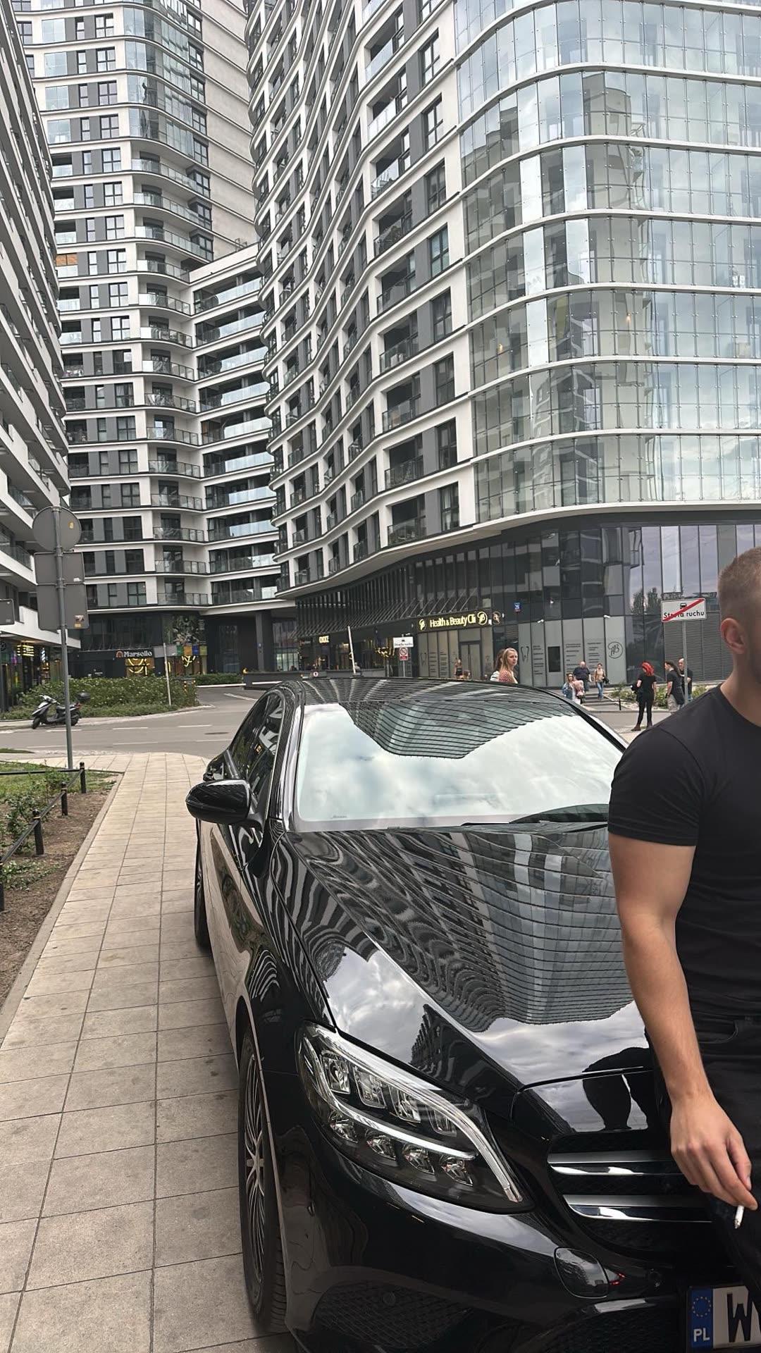 Mercedes zaparkowany w centrum Warszawy