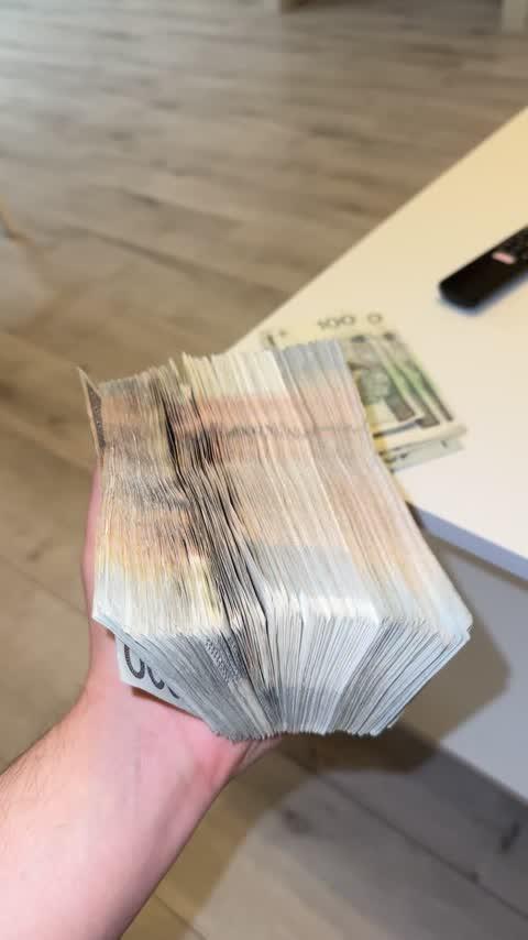 Gotówka na biurku