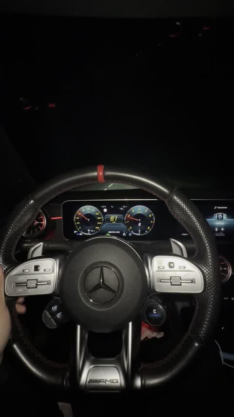 Kokpit AMG nocą